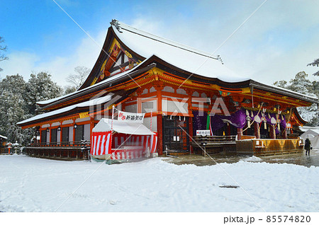 雪舞う1月に参拝した京都市東山区の八坂神社の国宝本殿が美しい 85574820