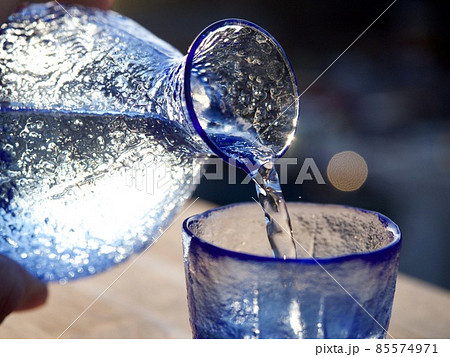 酒　イメージ　コピースペース　焼酎 85574971