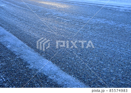 凍結した道路と車道 85574983