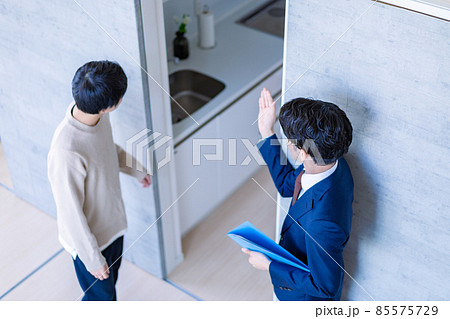 不動産見学をする男性 85575729
