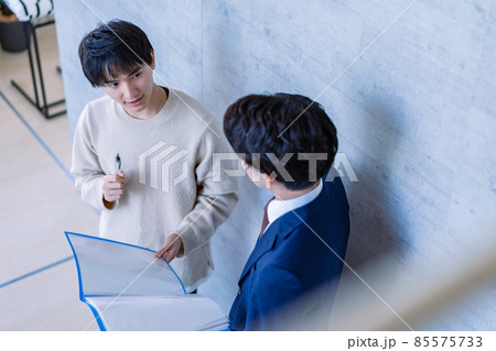 不動産見学をする男性 85575733
