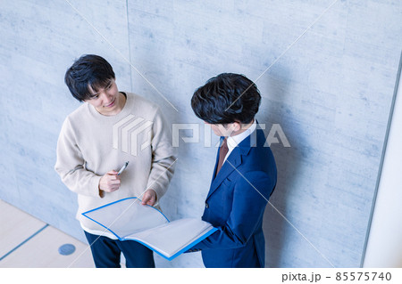 不動産見学をする男性 85575740