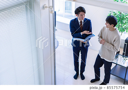 不動産見学をする男性 85575754