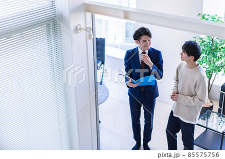 不動産見学をする男性 85575756