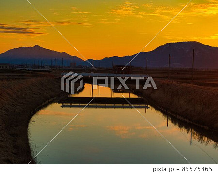 新潟市   角田山と弥彦山シルエット 85575865