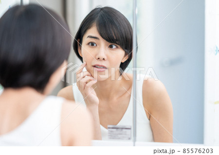 鏡で肌の状態を確認する女性 鏡で肌の状態を確認する女性 85576203