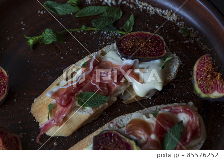 spanish appetizers with wine 85576252