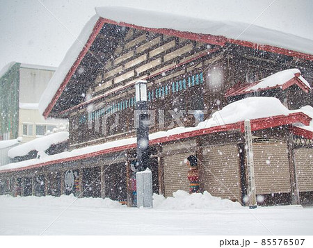 黒石市　こみせ通りの雪景色 85576507