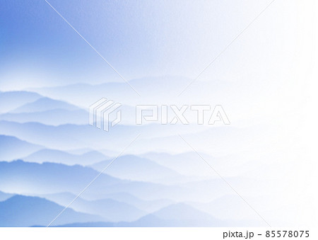 青色の雲海漂う山脈の風景背景イラスト左から右へ薄くなるグラデーション 横 他色有り 85578075