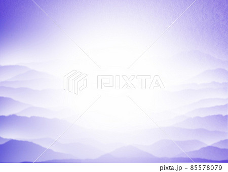 青紫色の雲海漂う山脈の風景背景イラスト 中央から放射状に濃くなるグラデーション 横 他色有り 85578079