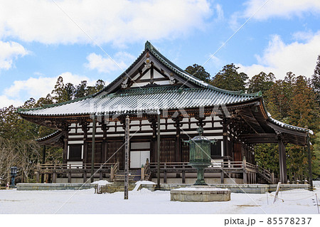 雪化粧した世界遺産高野山 85578237