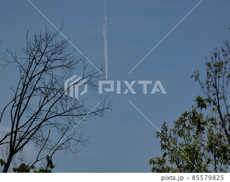 冬の青空に雲を引きながら行く飛行機 冬の青空に雲を引きながら行く飛行機 85579825