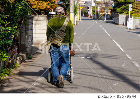 母親の乗った車椅子を押す息子 85579844
