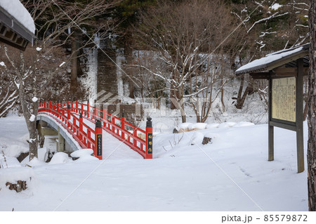 雪の泰寧寺結縁橋　群馬県みなかみ町 85579872