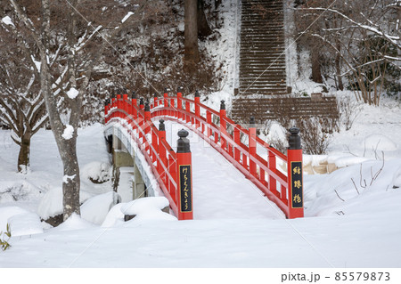 雪の泰寧寺結縁橋　群馬県みなかみ町 85579873