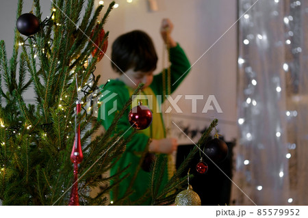 Little kids decorating Christmas tree at home Little kids decorating Christmas tree at home 85579952