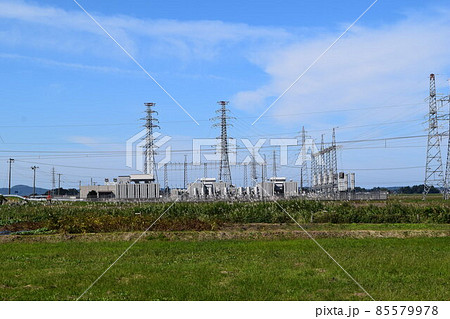 屋外変電設備と送電塔 85579978