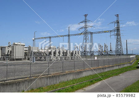 屋外変電設備と送電塔 85579982