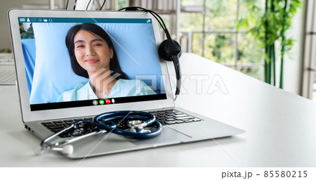 Telemedicine service online video call for doctor to actively chat with patient 85580215