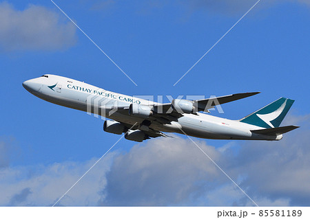 キャセイパシフィック航空の貨物機 B747-8F 85581189