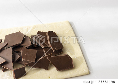 割った板チョコとパイ生地。チョコレートパイ作りをするイメージ 85581190