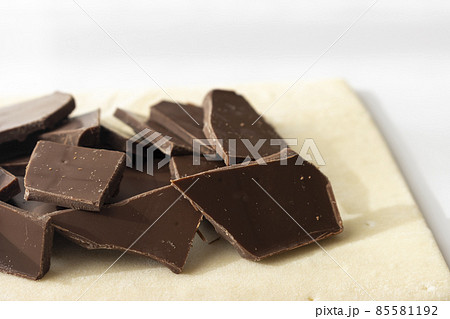 割った板チョコとパイ生地。チョコレートパイ作りをするイメージ 85581192