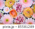 ピンクとオレンジの花のフラワーアレンジメント 85581289