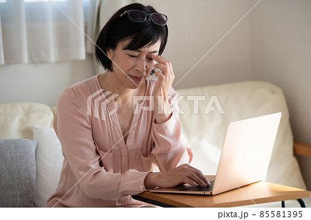 在宅ワークに疲れる日本人ミドル女性 85581395