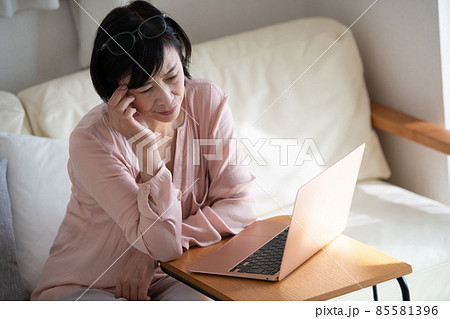 在宅ワークに疲れる日本人ミドル女性 在宅ワークに疲れる日本人ミドル女性 85581396