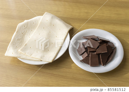 割った板チョコとパイ生地。チョコレートパイ作りをするイメージ 85581512