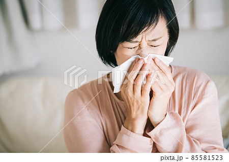 花粉症・風邪・ティッシュで鼻をかむ女性 85581523