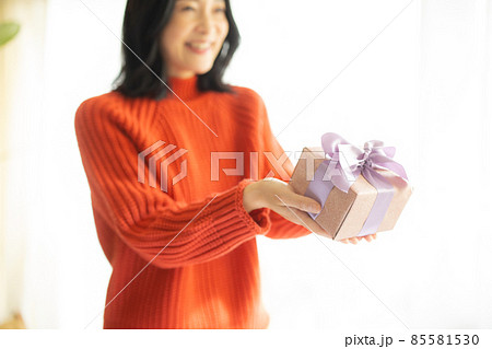 ニットのミドル女性　 85581530