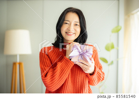 ニットのミドル女性　 85581540