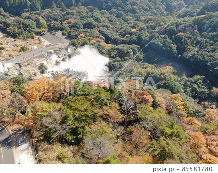 霧島の硫黄谷噴気地帯の上空から 霧島の硫黄谷噴気地帯の上空から 85581780