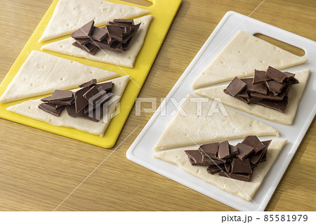 チョコレートパイを手作りするイメージ。バレンタインデーイメージ 85581979