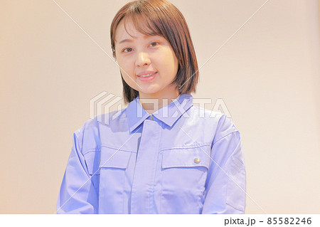 微笑むユニフォームの女性1 85582246