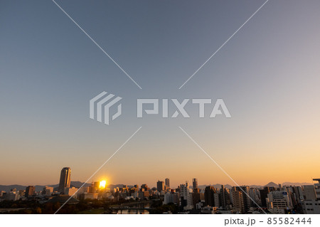 《広島市》夕日に反射するビルの壁面 85582444