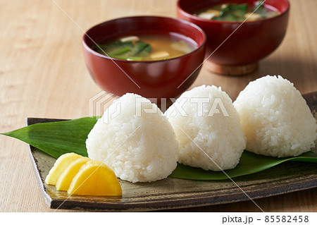 白いおにぎりと味噌汁 白いおにぎりと味噌汁 85582458