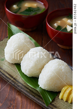 白いおにぎりと味噌汁 白いおにぎりと味噌汁 85582462