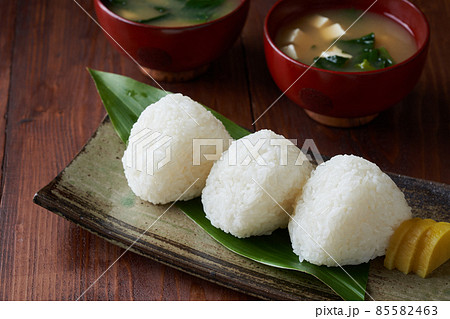 白いおにぎりと味噌汁 白いおにぎりと味噌汁 85582463