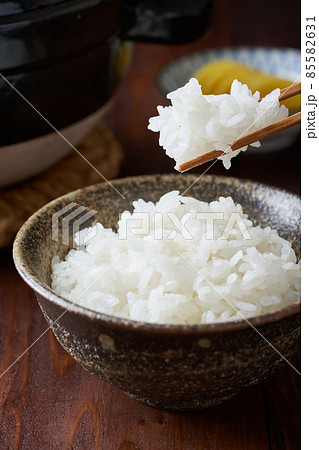 茶碗に盛り付けたご飯 茶碗に盛り付けたご飯 85582631
