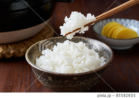 茶碗に盛り付けたご飯 85582633