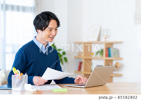 テレワークでビデオ会議をする若い男性 テレワークでビデオ会議をする若い男性 85582802