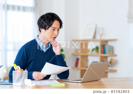 テレワークでビデオ会議をする若い男性 テレワークでビデオ会議をする若い男性 85582803