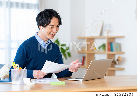 テレワークでビデオ会議をする若い男性 85582804