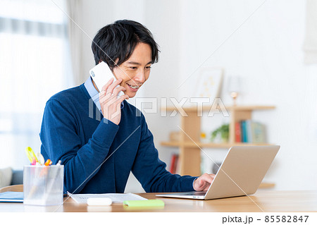 テレワークで電話する若い男性 テレワークで電話する若い男性 85582847