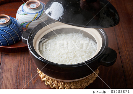 土鍋で炊いた炊き立てのご飯　蓋を開ける 85582871