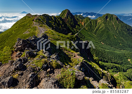 八ヶ岳連峰・横岳から見る赤岳・阿弥陀岳と富士山・南アルプス 85583287