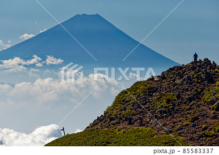 八ヶ岳連峰・横岳から見る三叉峰と富士山 八ヶ岳連峰・横岳から見る三叉峰と富士山 85583337