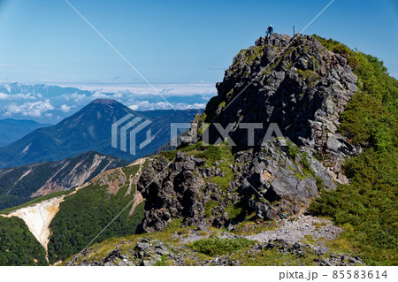 八ヶ岳連峰・横岳奥ノ院の岩峰と蓼科山の眺め 85583614